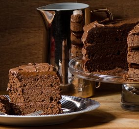 Ο Στέλιος Παρλιάρος μας φτιάχνει: Κέικ σοκολάτας γεμιστό με τσοκοπάστα 