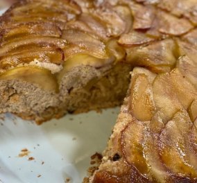 Αργυρώ Μπαρμπαρίγου: Η υπέροχη συνταγή της για ανάποδη μηλόπιτα - Ένα φανταστικό γλυκό! (βίντεο)