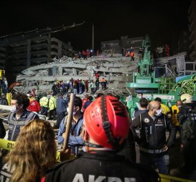 Σμύρνη: Η στιγμή που απεγκλωβίζουν ζωντανά δύο παιδιά από τα συντρίμμια ενός κτιρίου που κατέστρεψε ο σεισμός (Φωτό & Βίντεο) 