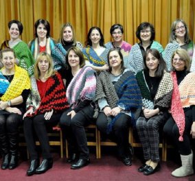 Top women οι 20 γυναίκες από το Ωραιόκαστρο που πλέκουν για τους πληγέντες της Καρδίτσας – Οι σκούφοι & οι εσάρπες που θα φορέσουμε (Φωτό)