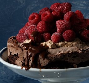 Ο Στέλιος Παρλιαρος μας φτιάχνει μία εντυπωσιακή τούρτα - Πάβλοβα σοκολάτας 