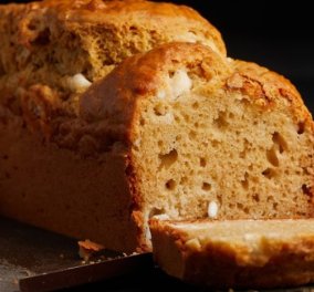 Η Αργυρώ Μπαρμπαρίγου σε μια φανταστική συνταγή: Αλμυρό κέικ με γιαούρτι & φέτα