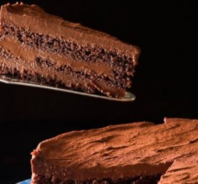 Ο Στέλιος Παρλιαρος μας φτιάχνει μία εντυπωσιακή τούρτα μπίτερ σοκολάτα με ρούμι