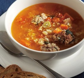  Η Αργυρώ Μπαρμπαρίγου ετοιμάζει: Υπέροχη χειμωνιάτικη σούπα με κεφτεδάκια