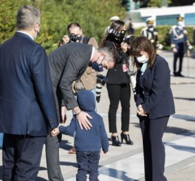 Η Πρόεδρος της Δημοκρατίας χαιρετάει τον μικρότερο γιο του Κώστα Μπακογιάννη & της Σίας Κοσιώνη (Φωτό) 