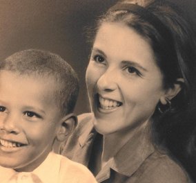 Μικρούλης ο Μπαράκ Ομπάμα στην αγκαλιά της μητέρας του – Vintage φωτό για τον πρώην πρόεδρο 