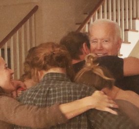 Φωτό ημέρας: Η μεγάλη αγκαλιά της οικογένειας Μπάιντεν μετά την επίσημη ανακοίνωση της νίκης 