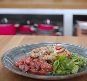 Η Αργυρώ Μπαρμπαρίγου μαγειρεύει φιλέτο κοτόπουλο στο φούρνο με ντοματίνια & γραβιέρα - Εύκολη συνταγή, έτοιμη σε 30' (βίντεο)