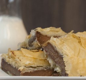 Ο Στέλιος Παρλιάρος μας προτείνει ένα σούπερ απολαυστικό γλυκό - Γαλακτομπούρεκο με σοκολάτα 