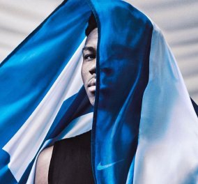 Ο Γιάννης Αντετοκούνμπο τύλιξε την ελληνική σημαία γύρω του & προτρέπει: «Μείνετε σπίτι, μείνετε ασφαλείς!» (Φωτό) 