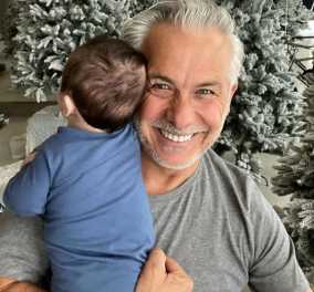 Χάρης Χριστόπουλος: Με τον μικρούλη γιο του αγκαλιά στόλισε όχι ένα, όχι δύο αλλά πολλά Χριστουγεννιάτικα δέντρα - Η έκπληξη στην Anita Brand