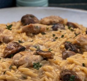 Μια απίθανη συνταγή από τον Γιάννη Λουκάκο: Κριθαρότο με κοτόπουλο & μανιτάρια (βίντεο)
