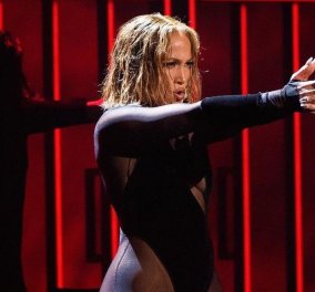Η Jennifer Lopez με εμφάνιση 20αρας στα 51 της – Το μαύρο κορμάκι, το ασημένιο σύνολο, το κοντό μαλλί & το αψεγάδιαστο κορμί (Φωτό & Βίντεο) 