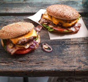 Αργυρώ Μπαρμπαρίγου: Μας φτιάχνει το απόλυτο Ζουμερό cheeseburger - Εύκολο & γρήγορο 