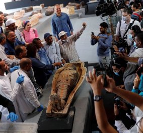 Άθικτος θησαυρός 2,5 χιλ. ετών: Η Αίγυπτος ανακοίνωσε την αρχαιολογική ανακάλυψη της χρονιάς – Καλά κρυμμένη σαρκοφάγος γεμάτη χρυσός (Φωτό) 