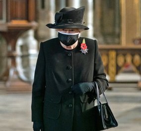 Επιτέλους η βασίλισσα Ελισάβετ με μαύρη μάσκα φαρδιά & μεγάλη, black καπέλο & παλτό her style (Φωτό & Βίντεο) 