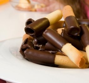 Ο Στέλιος Παρλιάρος μας φτιάχνει σπιτικά πουράκια με σοκολάτα που λιώνουν στο στόμα!