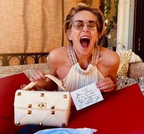 Η Sharon Stone απολαμβάνει την καραντίνα! Μόλις παρέλαβε μια τσάντα Valentino & από την άλλη σοβαρεύεται & μιλά για τον κορωνοϊό (φωτό- βίντεο)