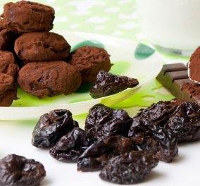 Ο Στέλιος Παρλιάρος μας προτείνει ένα σούπερ γλυκό: Δαμάσκηνα γεμιστά με σοκολάτα 