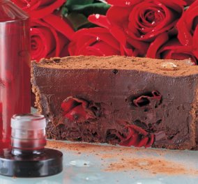 Ο Στέλιος Παρλιάρος μας προτείνει ένα σπέσιαλ γλυκό - Τάρτα σοκολάτα με ροδόνερο Χίου