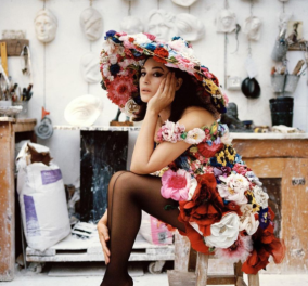 Μόνικα Μπελούτσι: Εντυπωσιάζει στην φωτογράφιση της Ιταλική Vogue με Dolce Gabbana - Το λουλουδένιο φόρεμα με ασορτί καπέλο (φωτό)