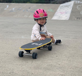 Μόλις 13 μηνών & έγινε πρωταγωνίστρια του Instagram με το skate της - Ρολάρει σαν... μεγάλη (βίντεο)