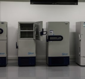 Κορωνοϊός: Αυτά είναι τα ειδικά ψυγεία όπου θα αποθηκευθούν τα εμβόλια- Έφτασαν στην Ελλάδα- 80.000 δόσεις στους -70 βαθμούς (φωτό- βίντεο)