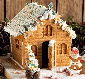 Μια υπέροχη χριστουγεννιάτικη συνταγή από τον Άκη Πετρετζίκη: Φτιάξτε το εύκολο gingerbread house με τα παιδιά σας - Θα ξετρελαθούν! (βίντεο) 