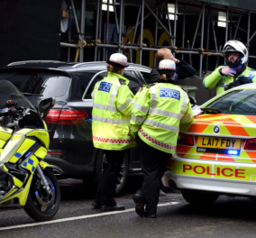 Συναγερμός στο Λονδίνο: Αυτοκίνητο έπεσε πάνω σε πεζούς - 4 τραυματίες (φωτό) 