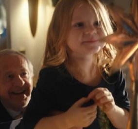 Μια άγνωστη φαρμακευτική εταιρεία γίνεται το απόλυτο χριστουγεννιάτικο viral με τη διαφήμιση της – Όταν ο παππούς παίρνει την εγγονή στα χέρια… (Βίντεο) 