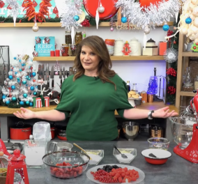 Η Αργυρώ Μπαρμπαρίγου μας δείχνει βήμα - βήμα πως να φτιάξουμε Χριστουγεννιάτικο γλυκό με μαρέγκες (βίντεο)