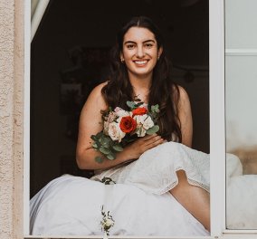 Ο γάμος της χρονιάς: Η νύφη με κορωνοϊό χαμογελαστή στο περβάζι της- Ο γαμπρός με τον παπά στο πεζοδρόμιο (φωτό)