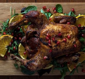 O Άκης Πετρετζίκης μας προτείνει μια μοναδική συνταγή - Ψητό κοτόπουλο με χριστουγεννιάτικα μπαχαρικά 