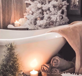 Ποιος είπε ότι δεν μπορούμε να διακοσμήσουμε το μπάνιο μας για τα Χριστούγεννα; - σας έχουμε εκπληκτικές ιδέες (φωτό)