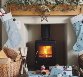 Στολίστε το σπίτι σας με τις πιο ευφάνταστες Χριστουγεννιάτικες κάλτσες  - Στο τζάκι, τις πόρτες & τα δωμάτια (φωτό)