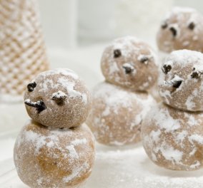 Ο Στέλιος Παρλιάρος μας προτείνει ένα υπέροχο χριστουγεννιάτικο γλυκό - Χιονάνθρωποι από αμύγδαλο 