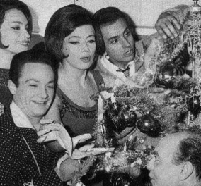 Vintage pic: Τζένη Καρέζη, Γιώργος Πάντζας, Στέφανος Ληναιός - Με απίθανα χαμόγελα πλάι στο Χριστουγεννιάτικο δέντρο
