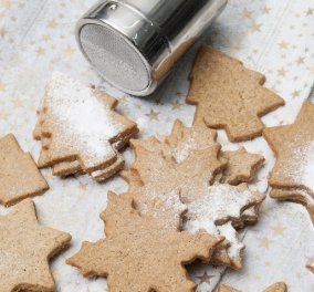 Ο μετρ της ζαχαροπλαστικής Στέλιος Παρλιάρος μας φτιάχνει Χριστουγεννιάτικα μπισκότα με μπαχαρικά