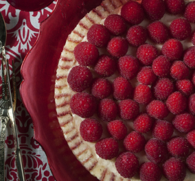 Ο Στέλιος Παρλιάρος δημιουργεί: Ριγωτή τούρτα με σμέουρα -  Το κόκκινο είναι το χρώμα της γιορτής 