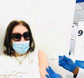 Νανά Μούσχουρη: Είμαι 86 ετών και έκανα το εμβόλιο - Ήταν σημαντικό για μένα να εμφανιστώ σήμερα (φωτό)
