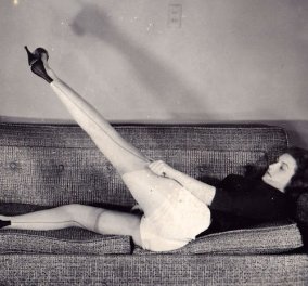 Vintage Fashion pics : 22 όμορφα κορίτσια της δεκαετίας του 50 δείχνουν πώς φοράνε τις νάιλον κάλτσες τους (φώτο)
