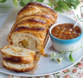 Μια απίθανη συνταγή από την Ντίνα Νικολάου: Τσουρεκο - κέικ γεμιστό με μαρμελάδα πορτοκάλι