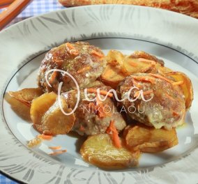 Ντίνα Νικολάου: Χοιρινά μπιφτέκια αφράτα με πατάτες, στην γάστρα - Η συνταγή που θα λατρέψουν μικροί & μεγάλοι