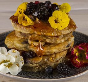 Χάρμα οφθαλμών τα  pancakes με γιαούρτι & φρούτα του Άκη - Πανδαισία χρωμάτων & απίθανη γεύση 