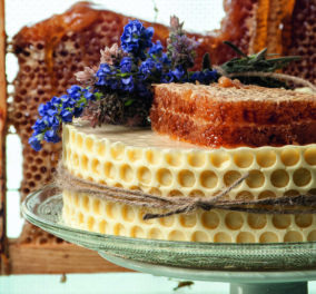 Ο Στέλιος Παρλιάρος μας τρελαίνει: Φτιάχνει τούρτα σαμπάνιας με μέλι και κερήθρα