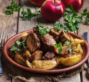 Ο Δημήτρης Σκαρμούτσος έχει το τέλειο πιάτο: Γλυκόξινο χοιρινό με μήλα στην κατσαρόλα