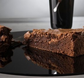 Σκέτος πειρασμός! Κέικ σοκολάτας με ελαιόλαδο από τον Στέλιο Παρλιάρο - Συνοδέψτε το με σαντιγί ή παγωτό