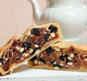 Ο Στέλιος Παρλιάρος δημιουργεί: Λαχταριστή πίτα με ξερά φρούτα και μέλι