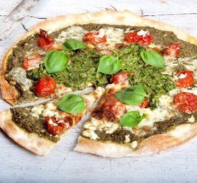 Η Αργυρώ Μπαρμπαρίγου κάνει «μαγικά» στην κουζίνα: Πίτσα με ιταλική σάλτσα verde, ψητά ντοματίνια, μυρωδικά και φέτα