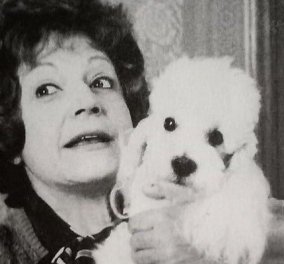 Vintage pic: Η Ρένα Βλαχοπούλου αγκαλιά με την σκυλίτσα της Λούσι - Η μεγάλη αδυναμία της ηθοποιού στα ζώα